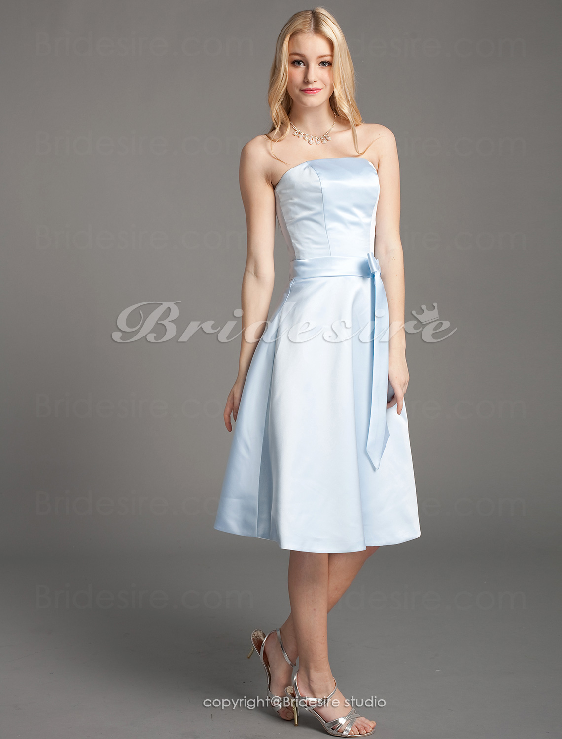Corte A Satén Corte Princesa Hasta la Rodilla Strapless Bridesmaid/ Wedding Party Vestido