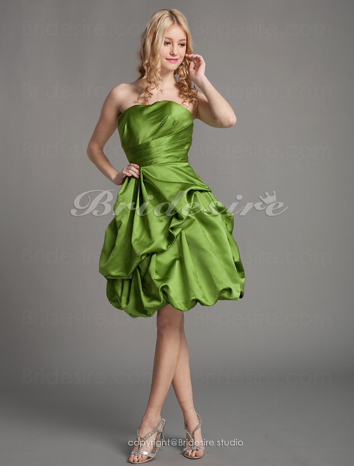 Corte A Satén Hasta la Rodilla Strapless Bridesmaid/ Vestido de cóctel